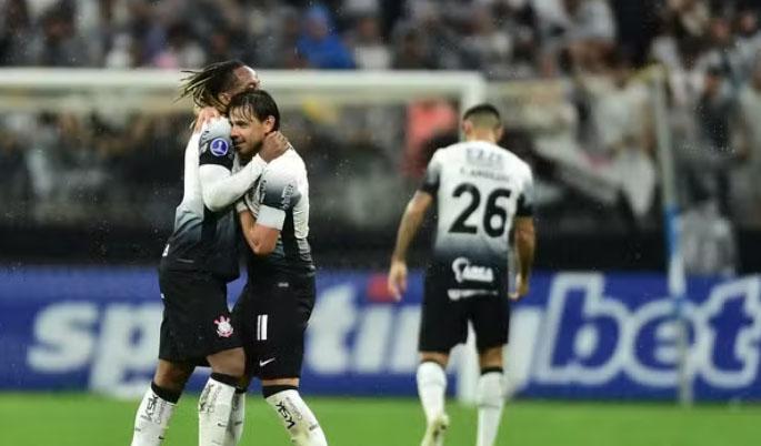 Com um a menos, Corinthians bate Racing e respira na Sul-Americana